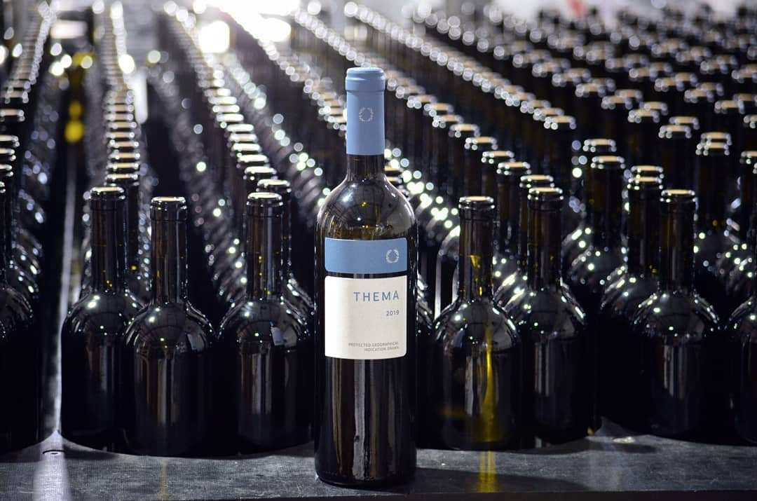 Pavlidis Thema White Weinflasche vor vielen leeren Flaschen in Weinkeller, Weißwein 2024 Sauvignon Assyrtiko
