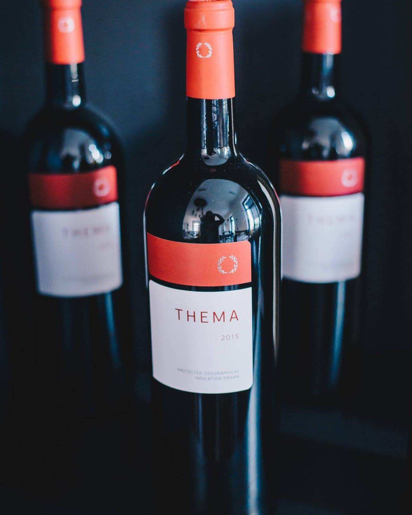 Pavlidis Thema Rot Rotweinflasche mit rotem Verschluss aus Drama PGI Region