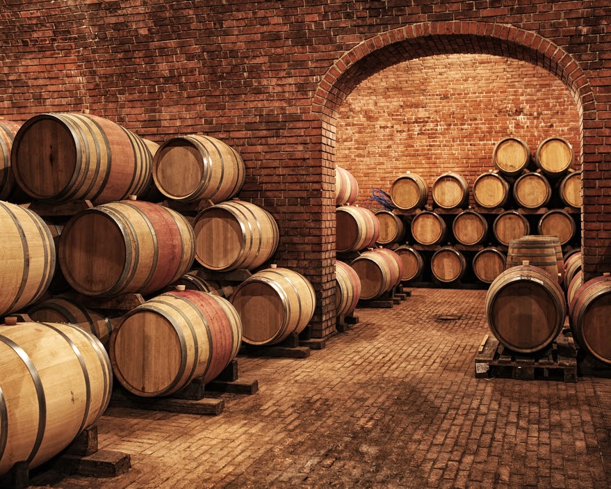 Holzfässer im Weinlager