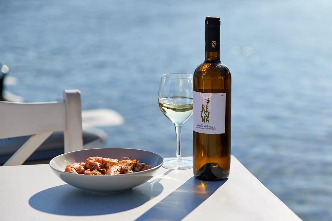 Erholsamer griechischer Retsina-Wein und leckere Köstlichkeiten am Meer