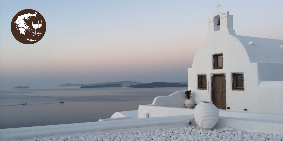 Traditionelles griechisches Landhaus an Santorini-Küste mit atemberaubendem Meer- und Sonnenuntergangsblick