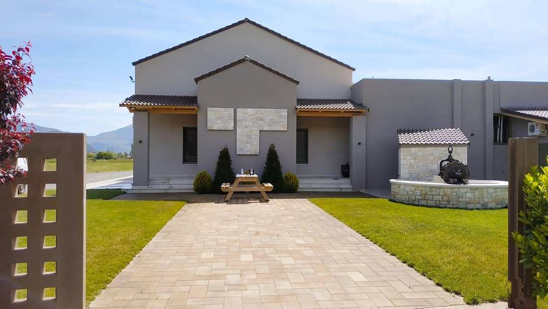 Moderne griechische Weinkellerei auf dem Land mit Blick auf üppige Grünflächen