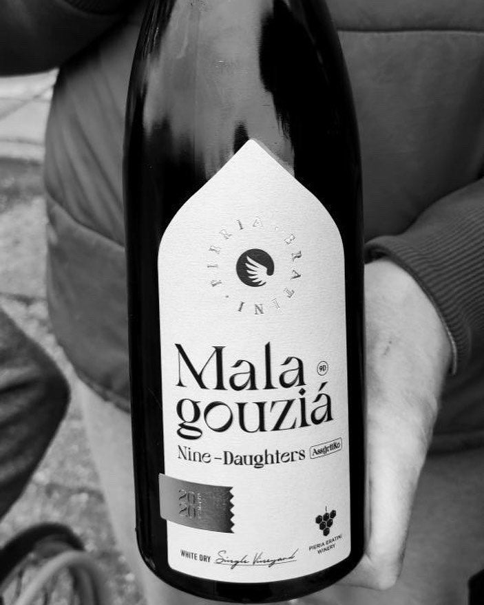 9 Daughters Malagousia von PIERIA ERATINI in einer eleganten Flasche mit Holzfass Ausbau und sortenreinem, trockenen Weißwein.