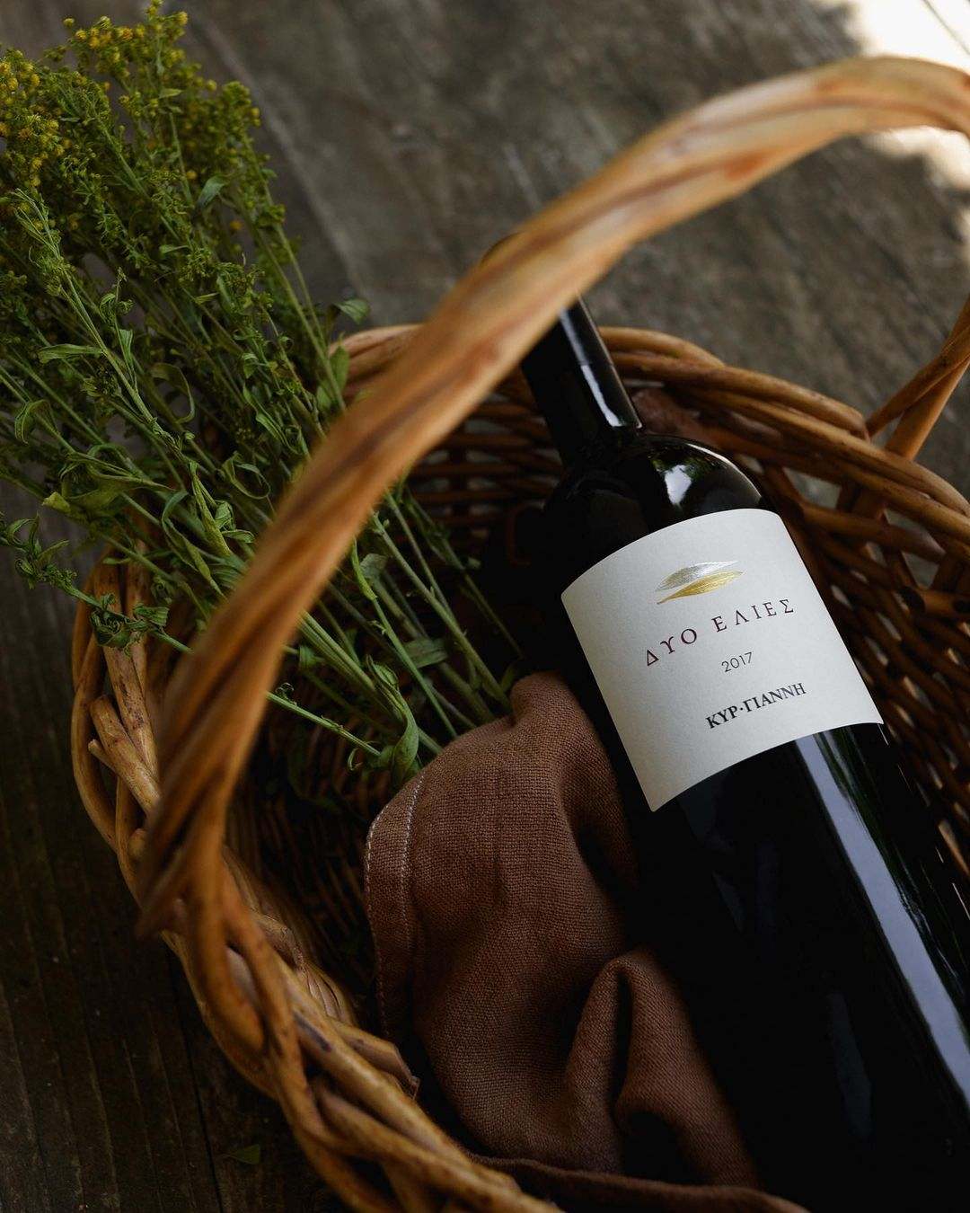 Dyo Elies Kir Yianni Estate 2018er Magnum Rotwein Cuvée in einer Korbtasche mit Kräutern und einem Tuch