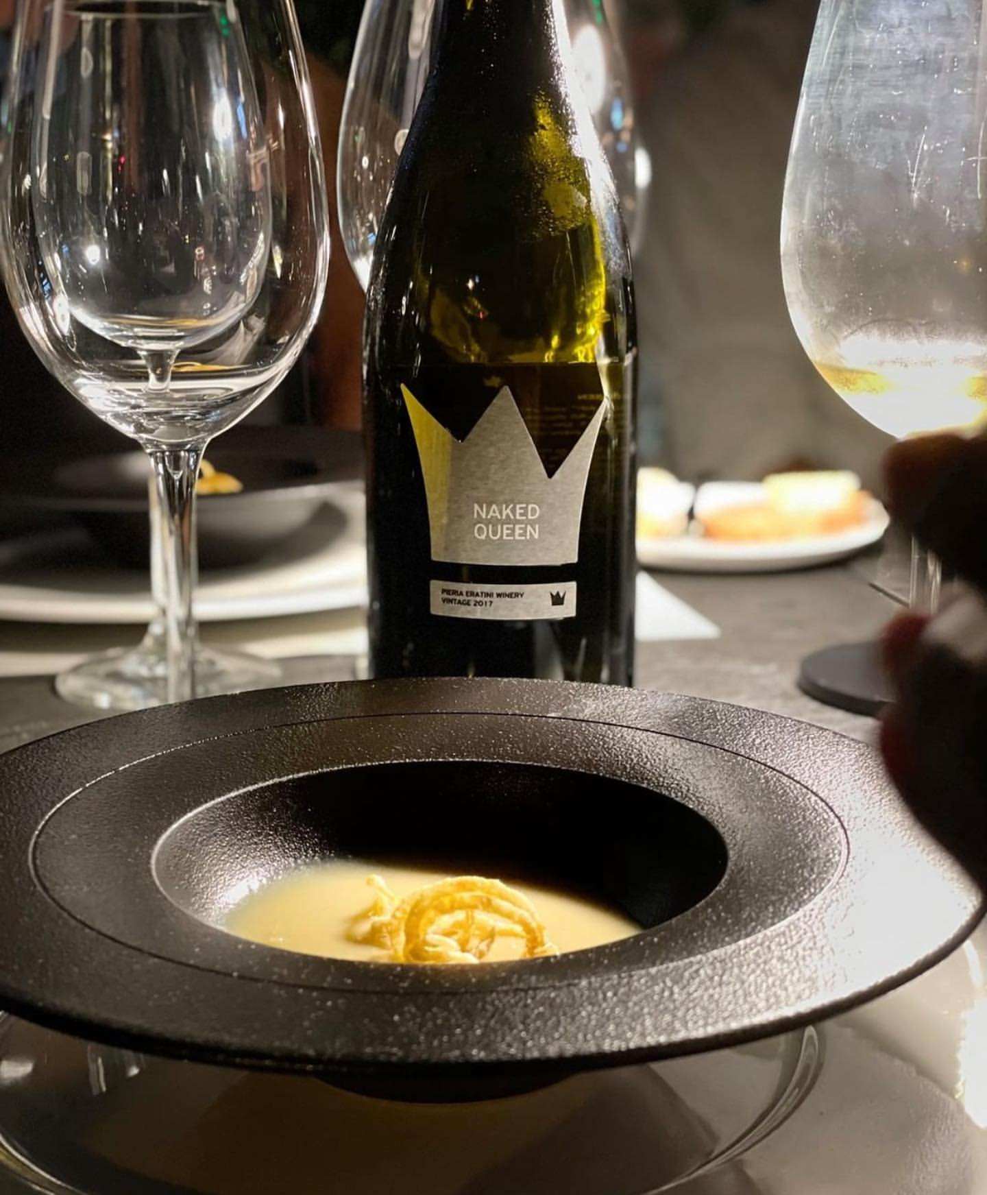 Gymni Vasilisa von PIERIA ERATINI, trockener Weißwein aus Assyrtiko mit Holzfass Ausbau, in eleganter Flasche.