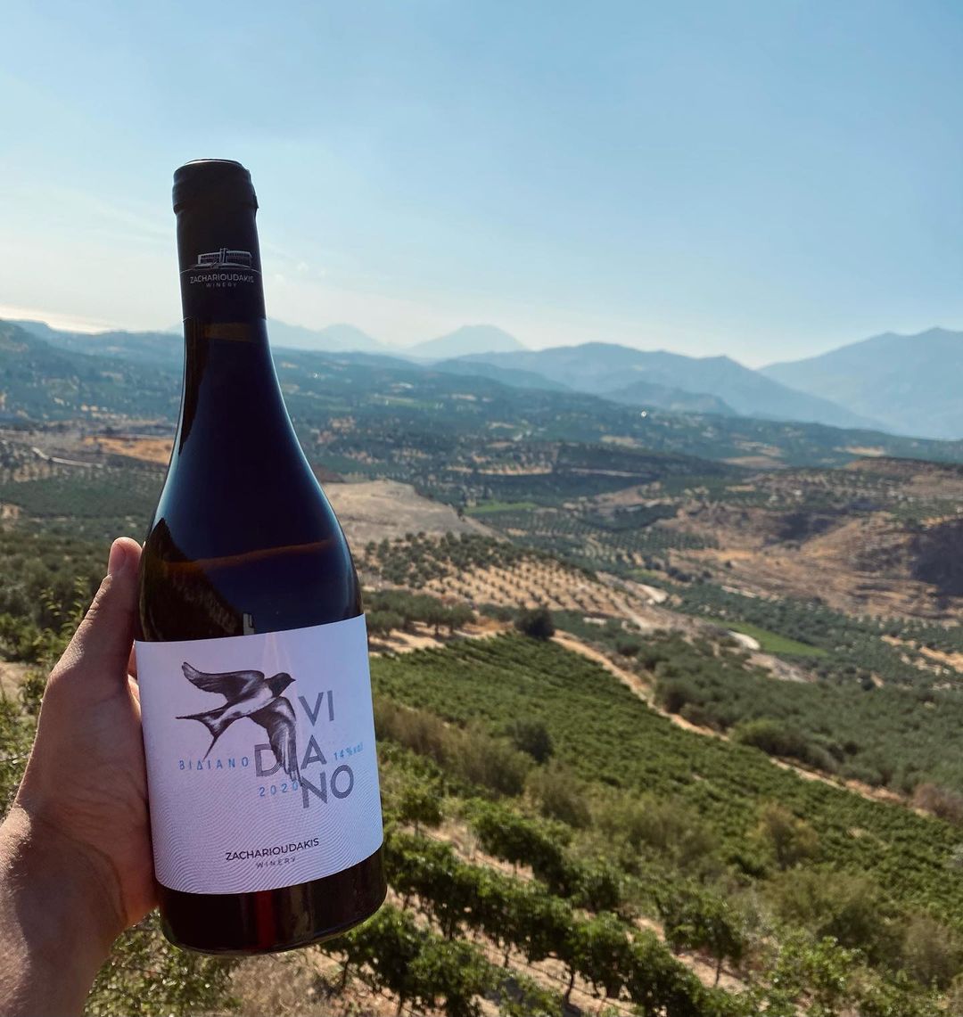 Rotwein in schwarzer Flasche mit weißem Etikett von Zacharioudakis aus Kreta, Jahrgang 2021.