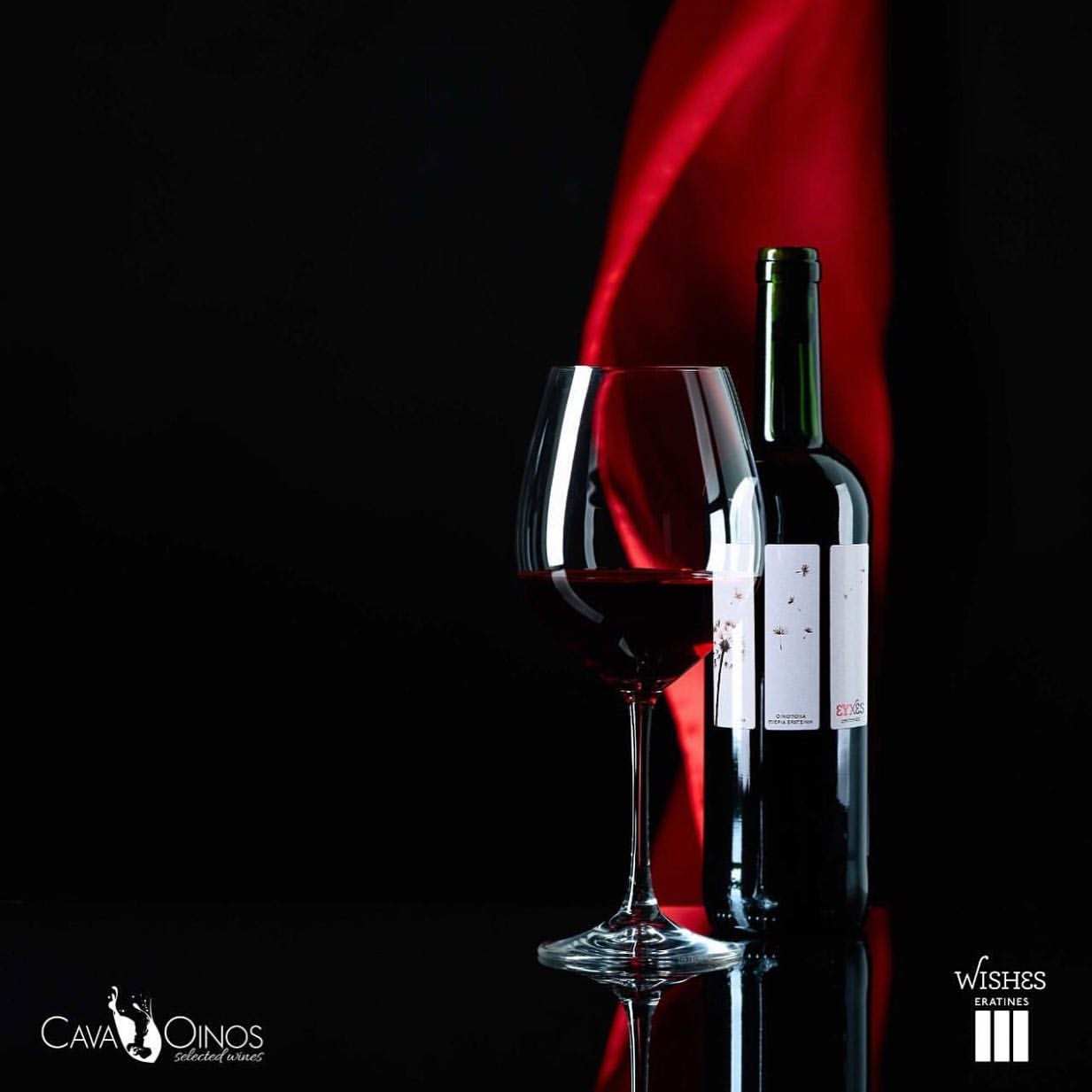 Rotwein PIERIA ERATINI Evches Red in einer eleganten Glasflasche mit einem roten Weinglas
