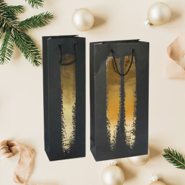 Schwarze Tragetüte von vineas.shop mit goldenem Flammenmuster für zwei Flaschen à 0,75 l