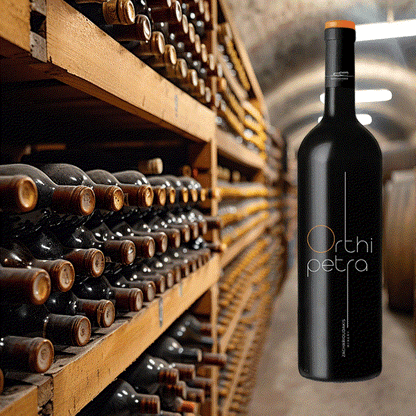 Orthi Petra Rotwein von Domaine Zacharioudakis aus Kreta in dunkler Flasche mit orangefarbenem Korken