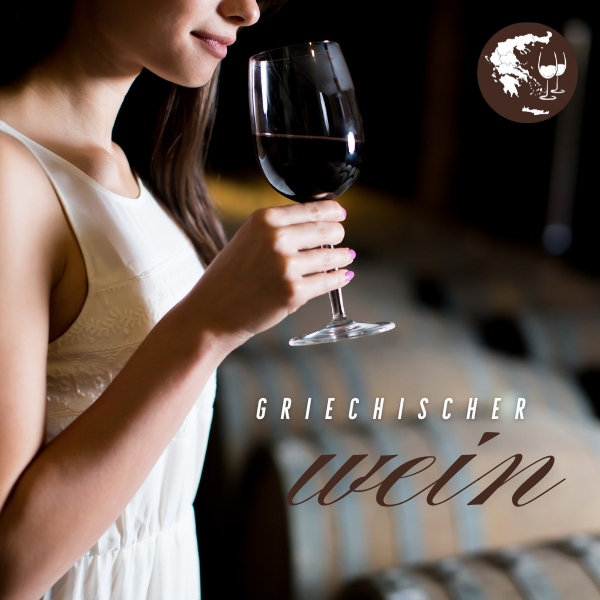 Griechischer Wein in einem Weinglas, gehalten von einer Frau in einem weißen Kleid.