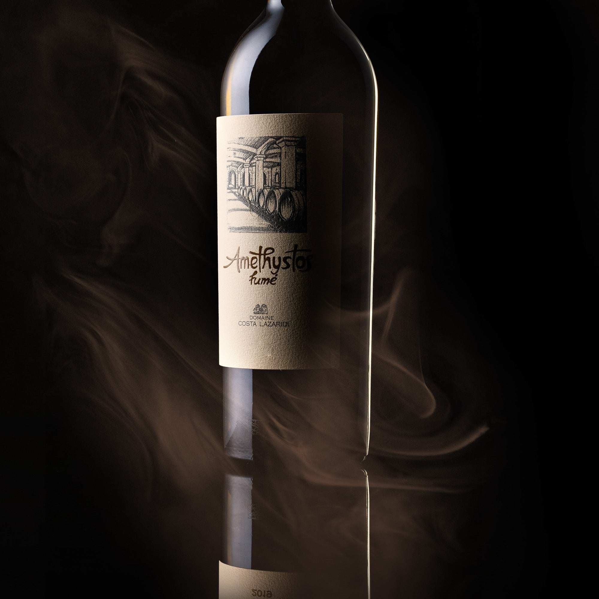 Amethystos Fumé Sauvignon Blanc 2021 Barrique Weinflasche in Rauch vor schwarzem Hintergrund