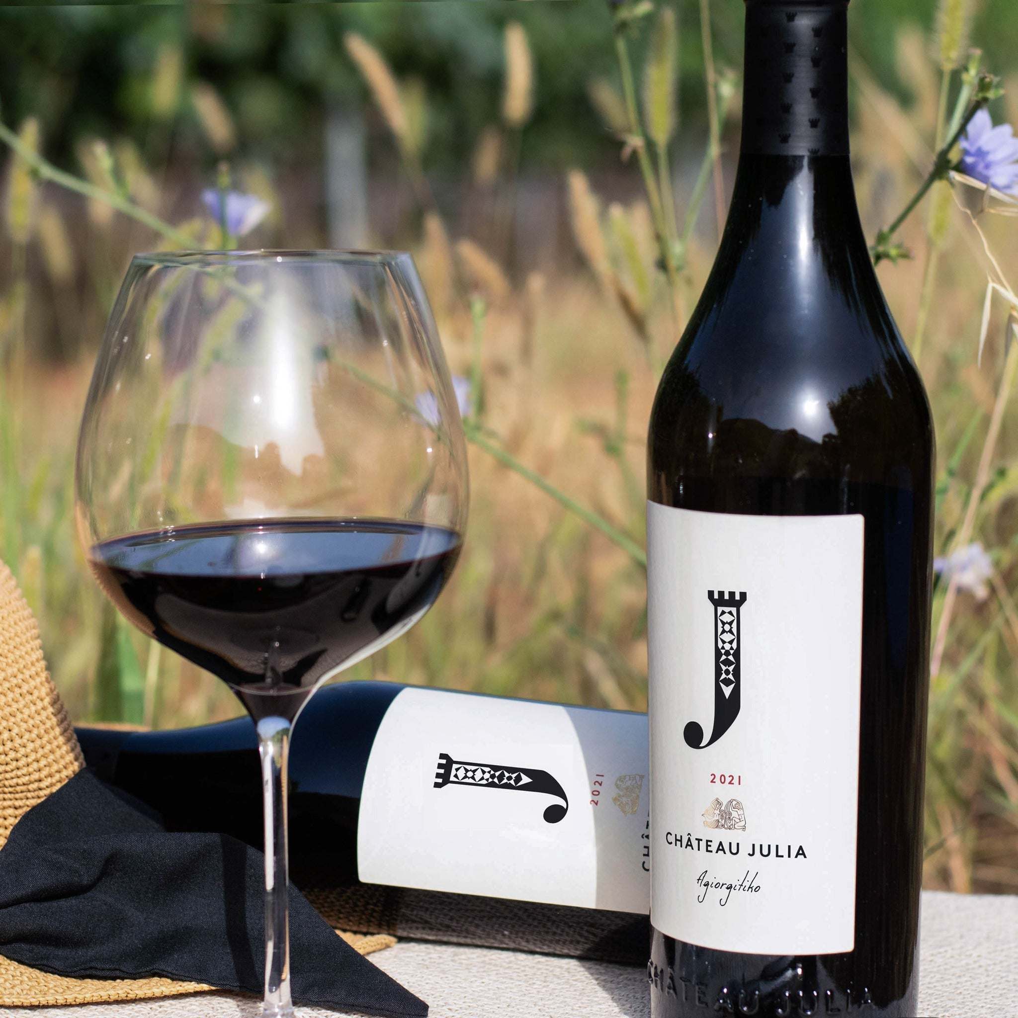 Chateau Julia Agiorgitiko Rotwein 2021 aus Drama PGI mit Aromen von Kirsche, Johannisbeere, Pflaume und Vanille, 14,5% Alkohol, Holzfass gereift.