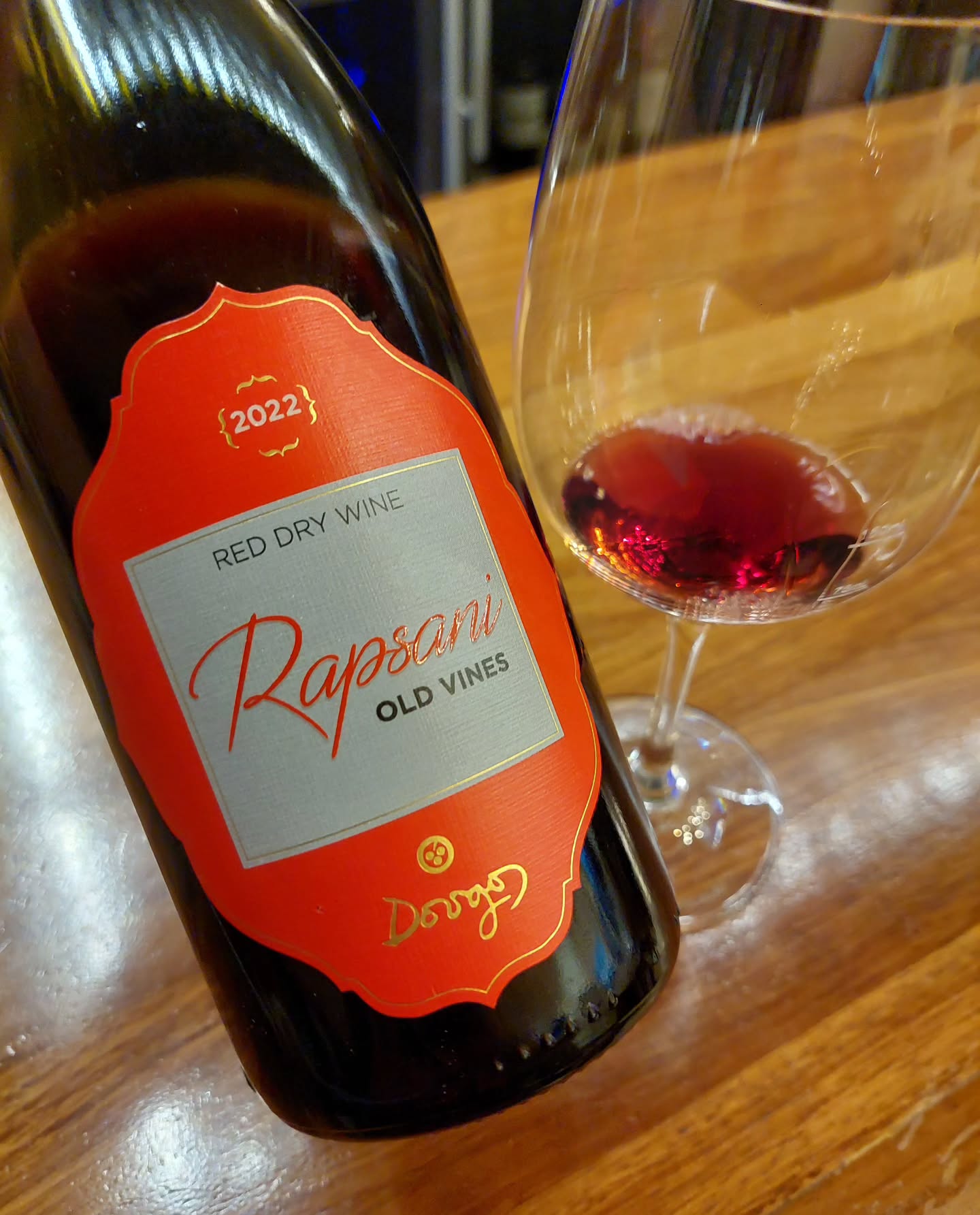 Rotwein 2022 von Rapsoni in eleganter Flasche mit rotem Etikett und silberner Schrift