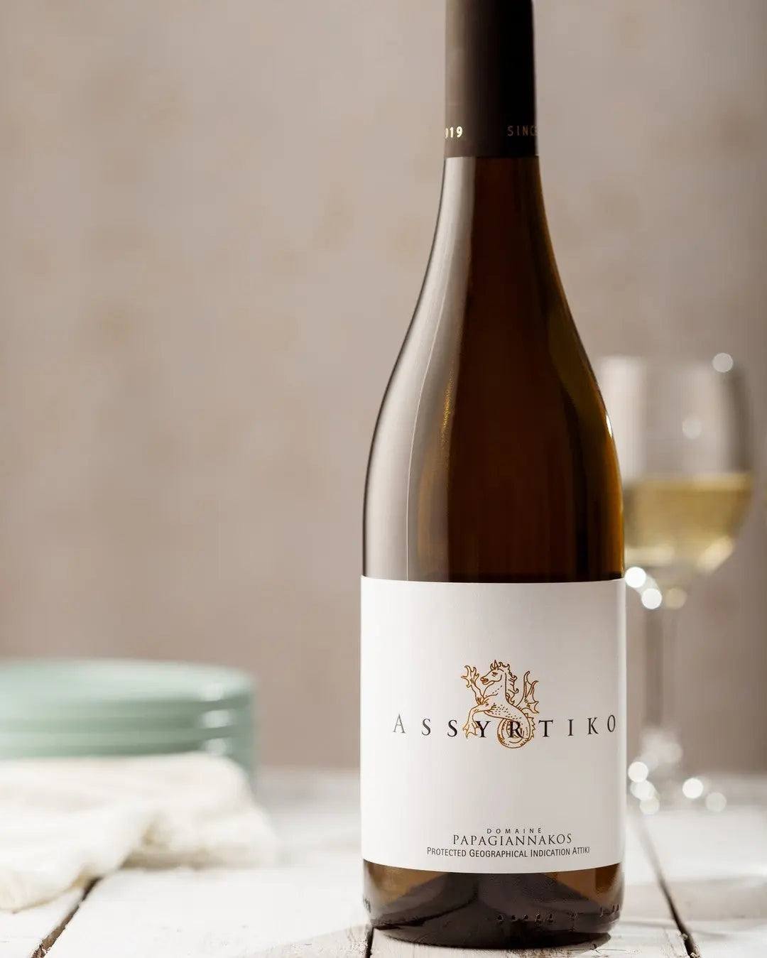Domaine Papagiannakos Assyrtiko Weißwein in einer eleganten Flasche mit weißem Etikett und goldenen Akzenten