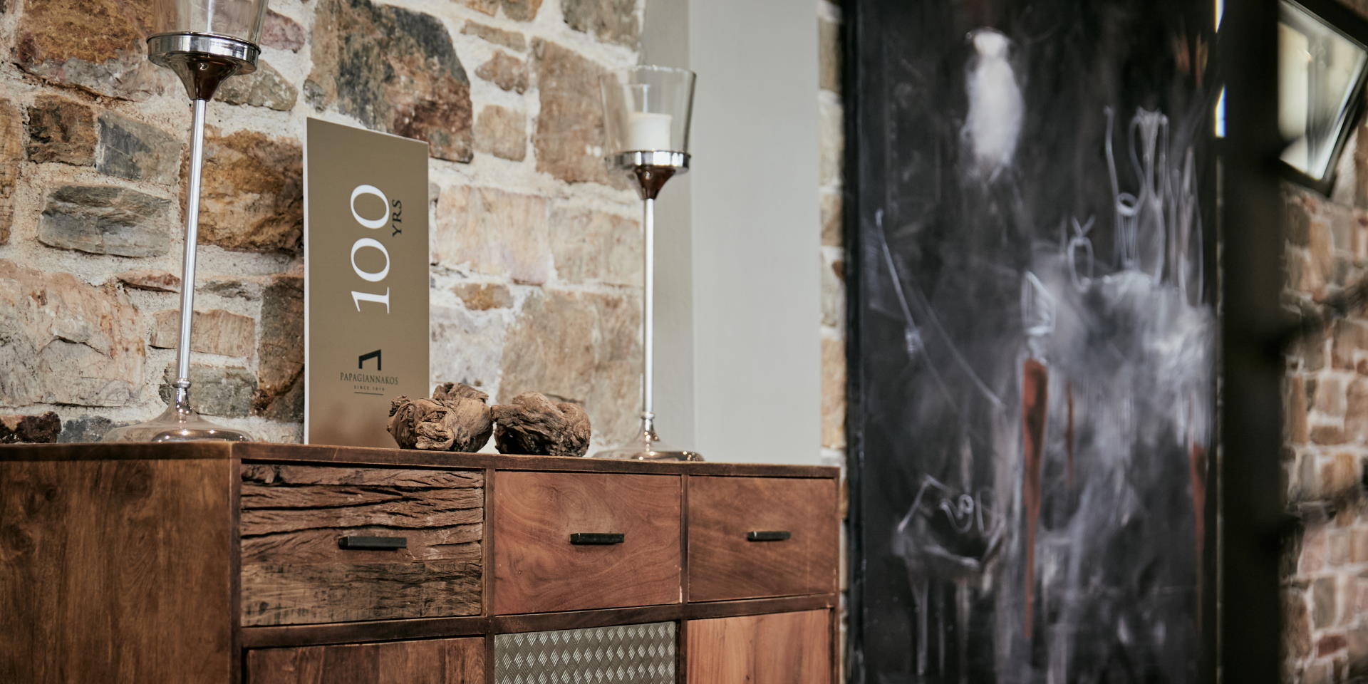 Holzsideboard aus massivem Nussbaum mit Metallakzenten und mehreren Schubladen