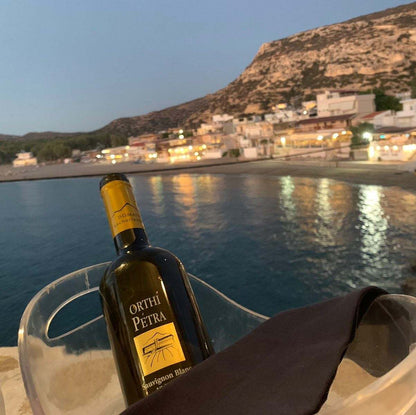 Orthi Petra Weißwein von Domaine Zacharioudakis in einer eleganten Flasche, Sauvignon Blanc aus Kreta, trocken.