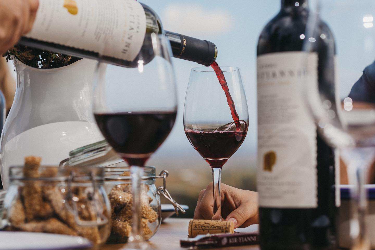 Rotwein Kir Yianni Estate Fallen Oak aus 2019 in einem Glas mit Syrah und Xinomavro Traubenmix