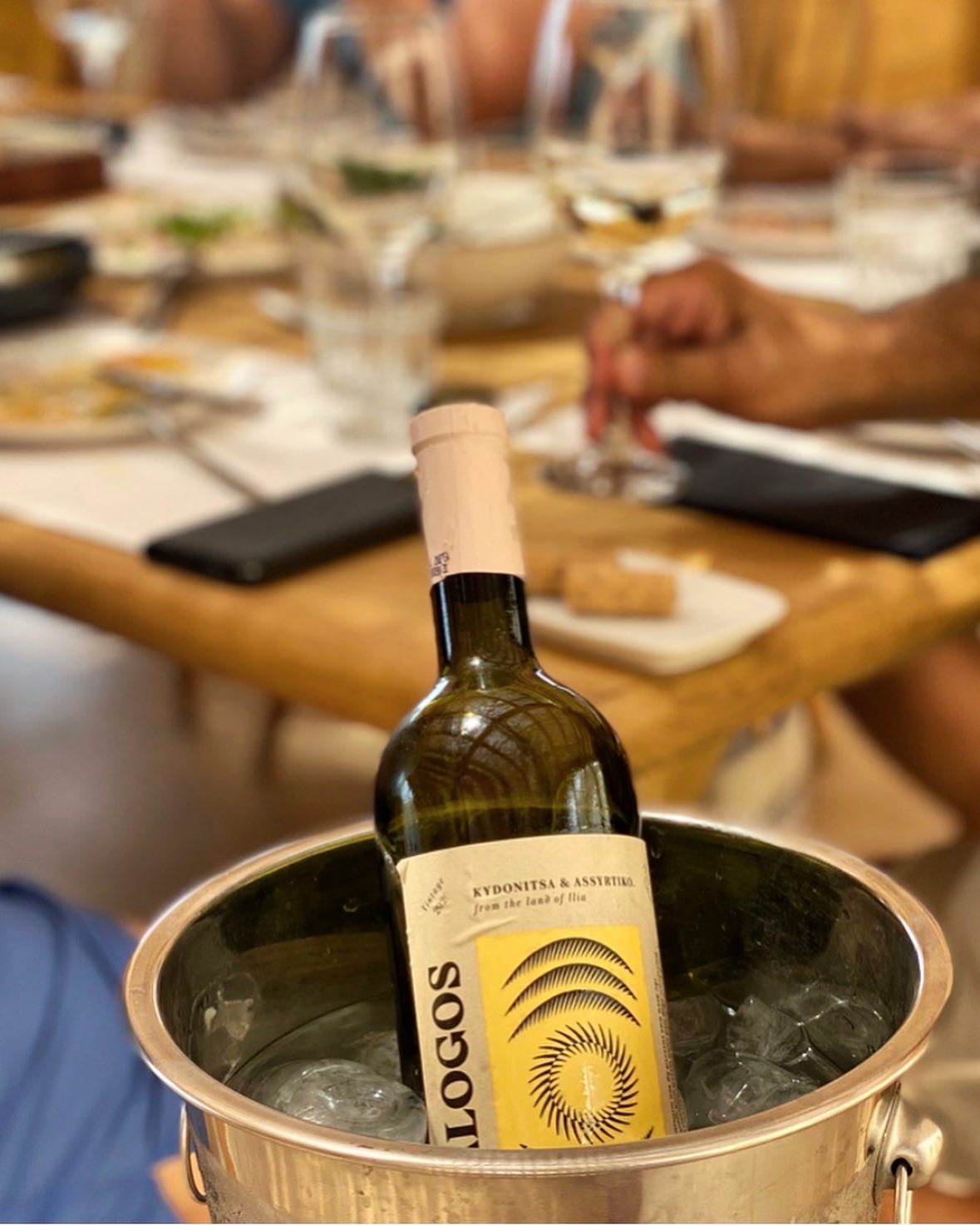 Dialogos Dyo Ipsi Estate Weißwein aus Kydonitsa und Assyrtiko in Kühlbehälter mit Eis