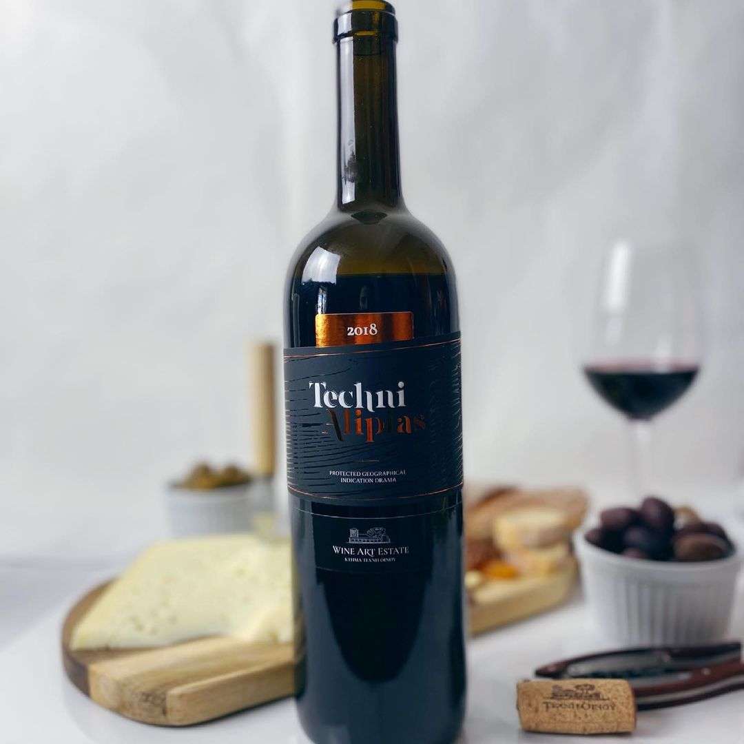 Techni Red Weinflasche aus Drama PGI mit Cabernet Sauvignon und Agiorgitiko, Barrique gereift, dunkle Robe, fruchtige Aromen von Kirschen und Pflaumen, 2018 Jahrgang