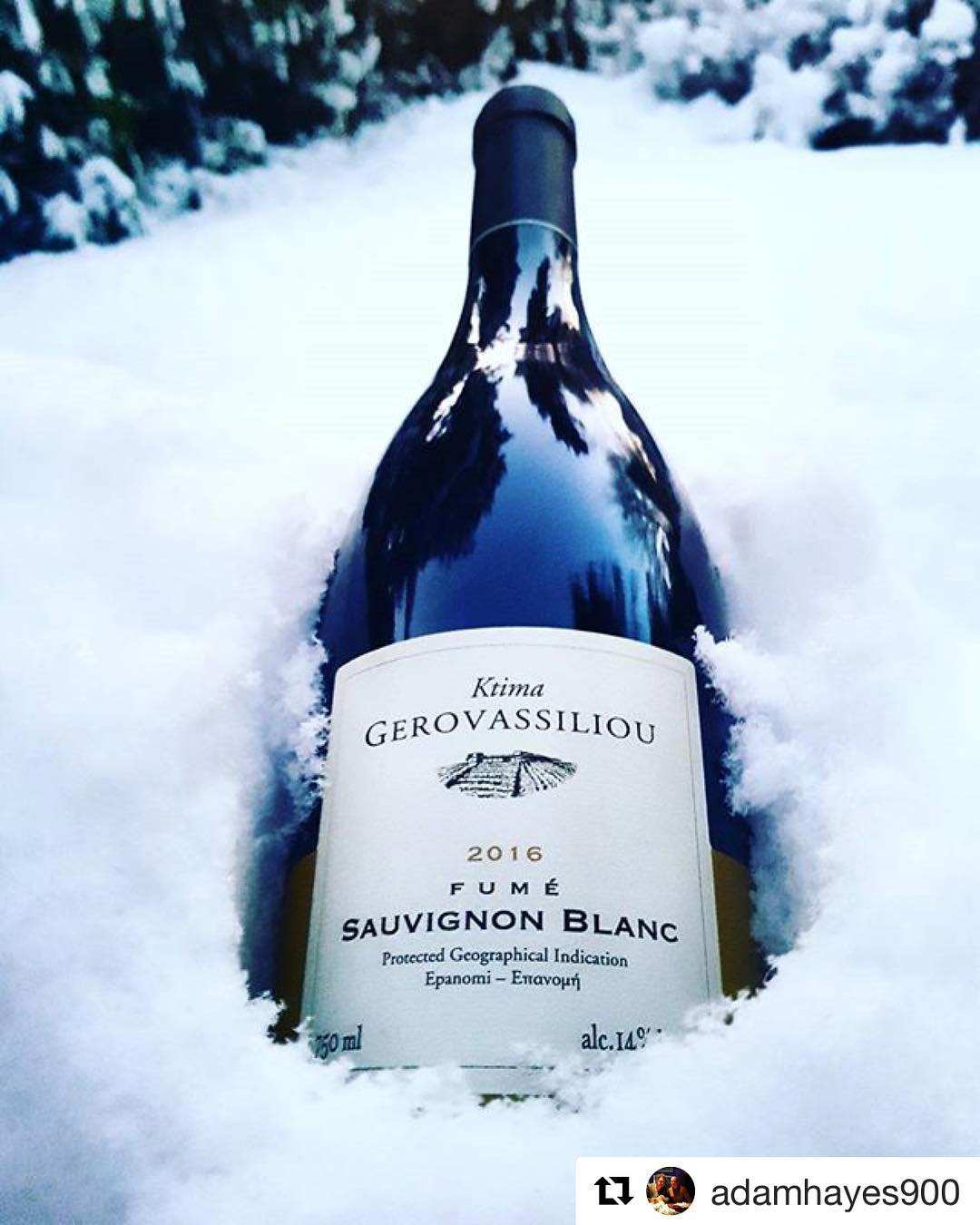 Gerovassiliou Sauvignon Blanc Weißweinflasche im Schnee mit edlem Etikett