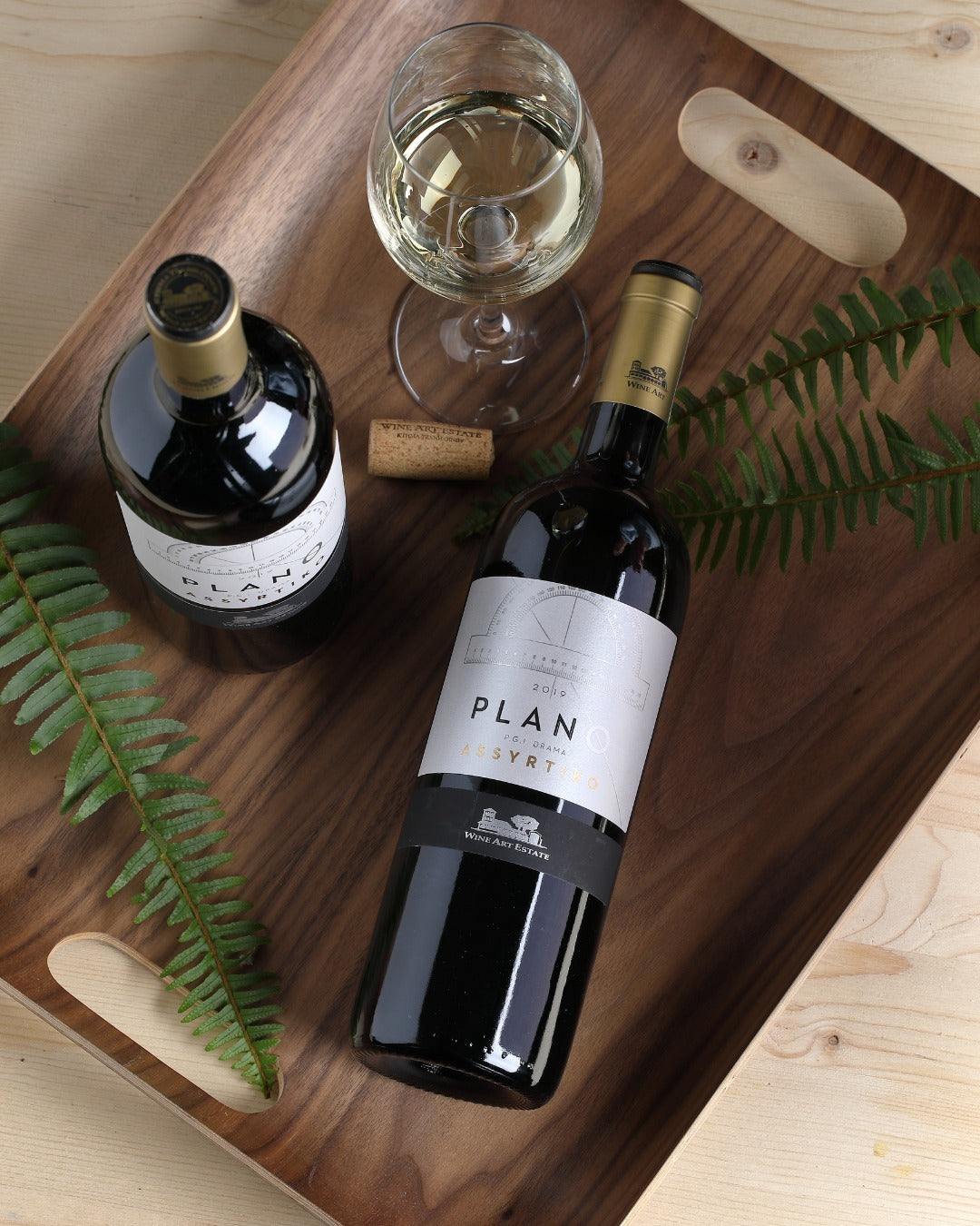Plano Assyrtiko Weißwein 2023 aus Drama PGI mit mineralischem Geschmack und Zitrusnoten auf Holztablett