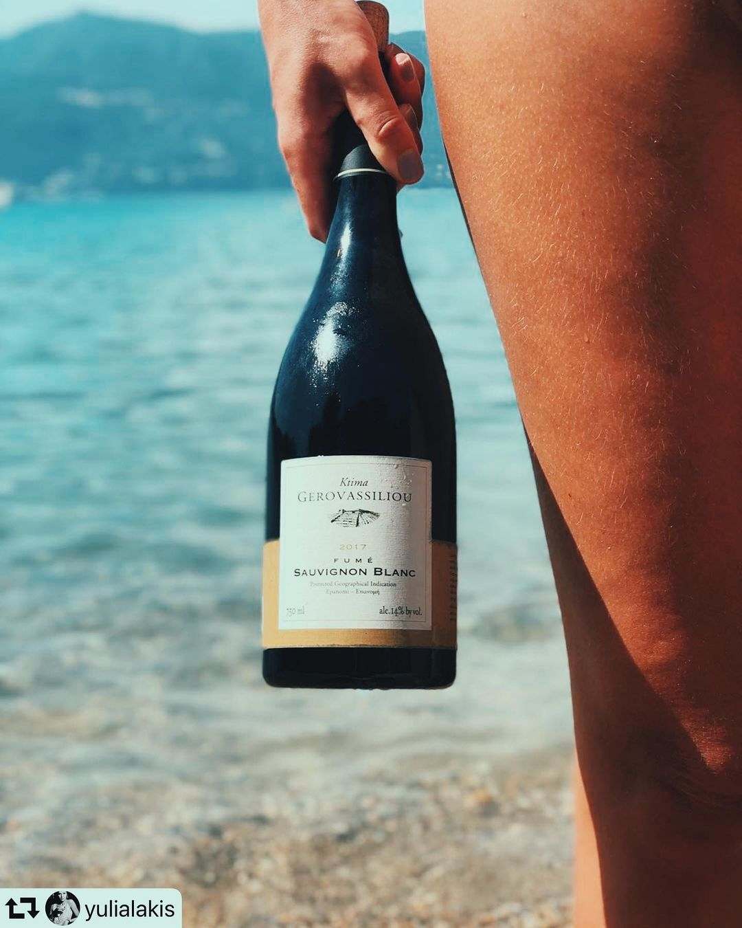 Gerovassiliou Sauvignon Blanc 2023 Flasche am Strand mit Meereshintergrund