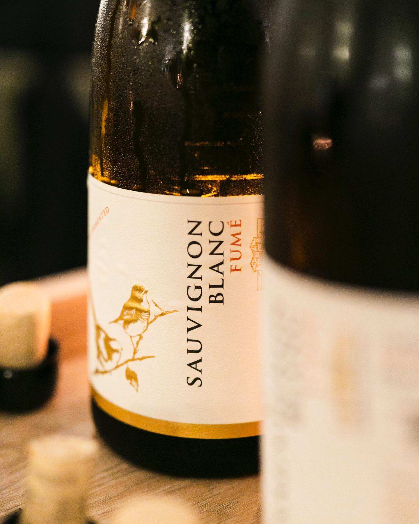 Flasche Ecosystem Sauvignon Blanc Fumé 2023 mit Holzausbau und fruchtigem Aroma von Passionsfrucht und Pfirsich