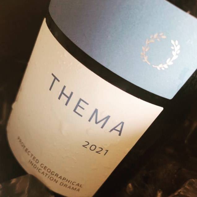 Pavlidis Thema White 2024 Weißwein aus Drama PGI mit Sauvignon und Assyrtiko, frische Aromen von Stachelbeere und Grapefruit, mineralischer Nachhall, im Stahltank ausgebaut, 13% Vol. Alkohol, Korkverschluss.